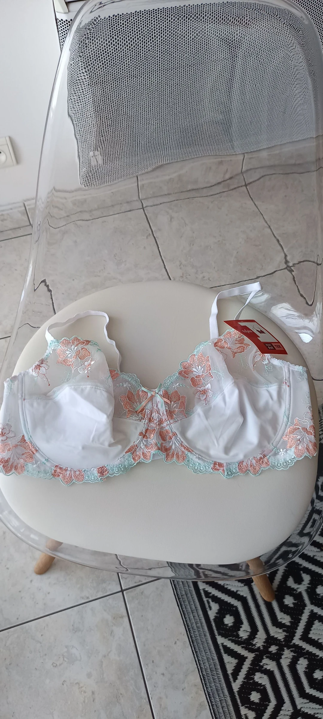 Magnifique soutien gorge à armatures avec broderie 110E Neuf 🌹